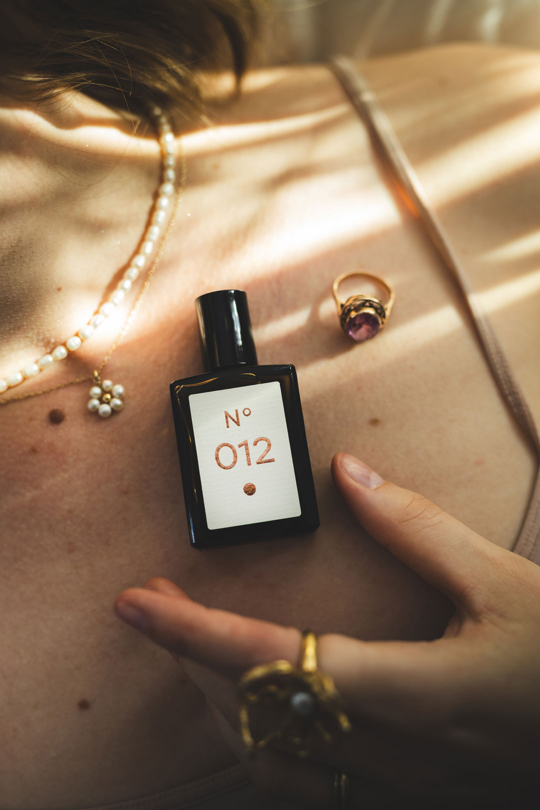 kobieta z perfumami w olejku